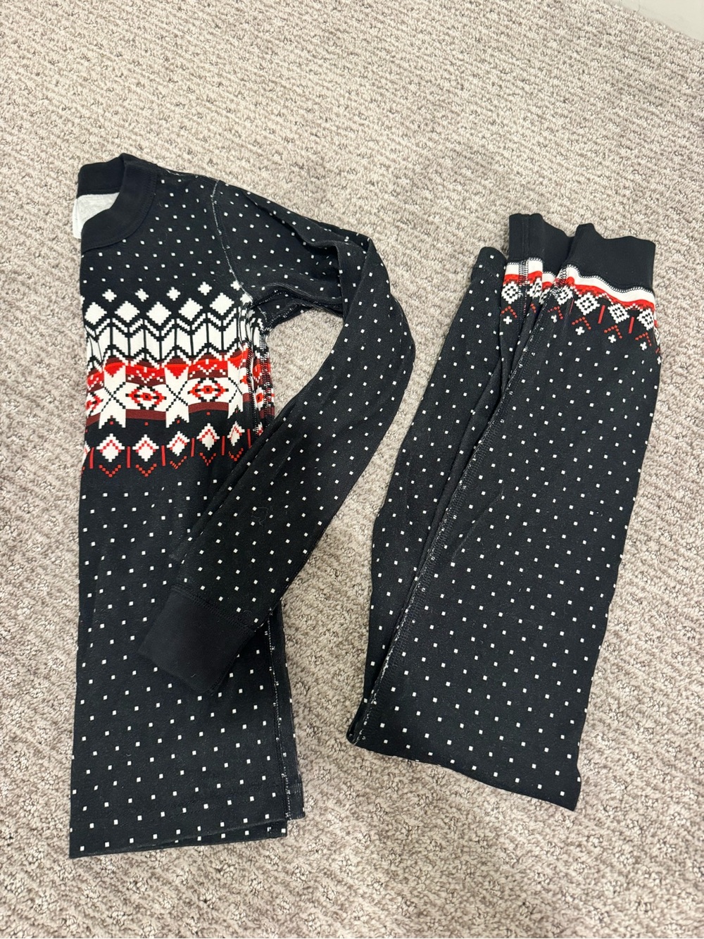 Hanna AnderssonKids Black Fair Isle Pajama Set with Red & White Accent